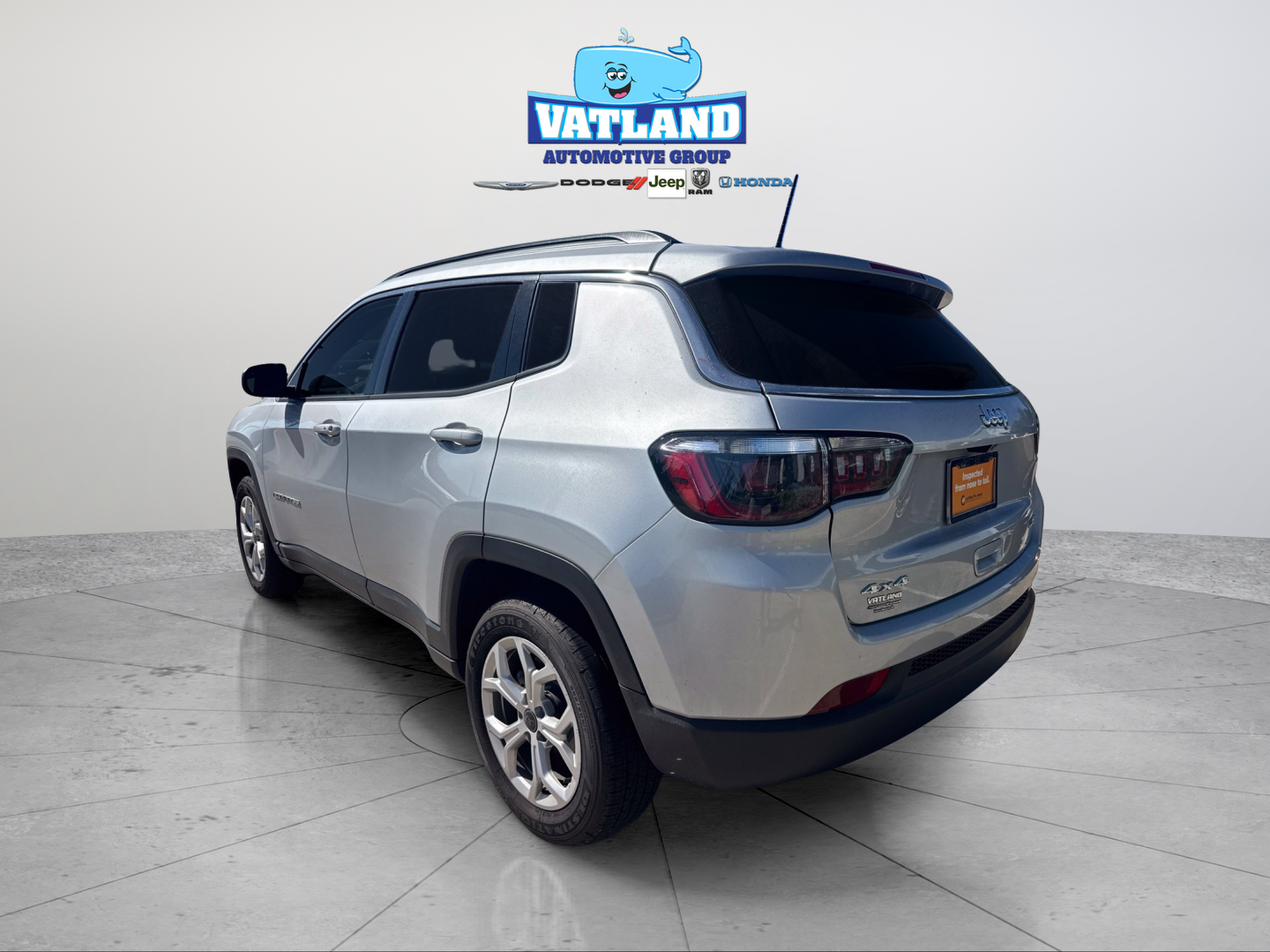 Used 2025 Silver Jeep Latitude image 3