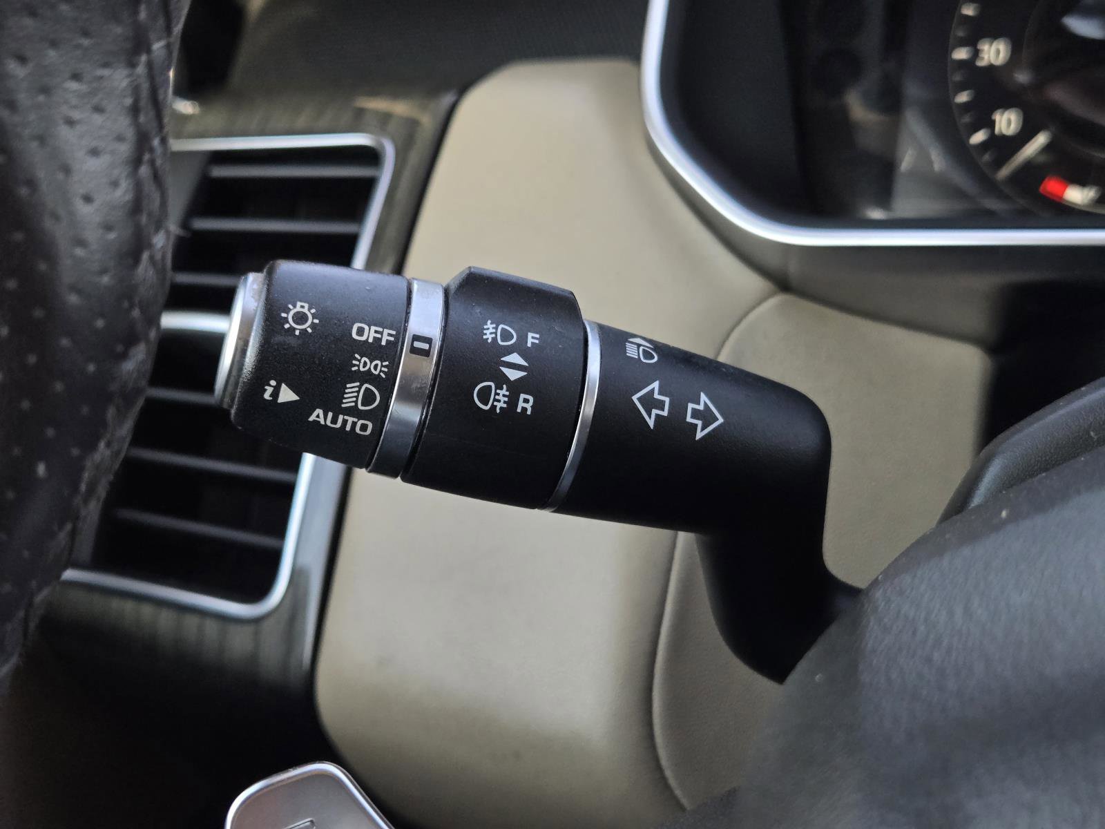 Used 2019 Fuji White Land Rover Dynamic image 15