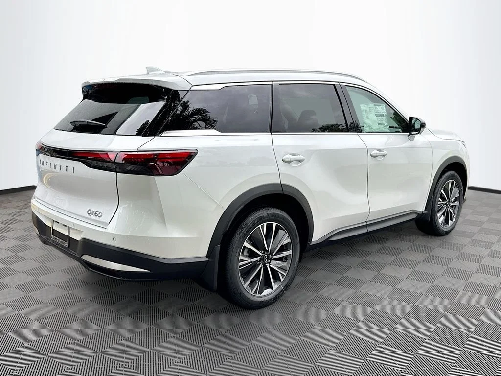 New 2027 RADIANT WHITE INFINITI Luxe FWD image 5