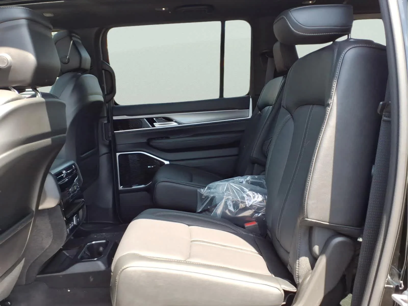 New 2026 High Gloss Black Exterior Paint Jeep Limited Altitude image 15