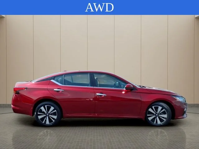 Used 2022 Red Nissan 2.5 SL image 5