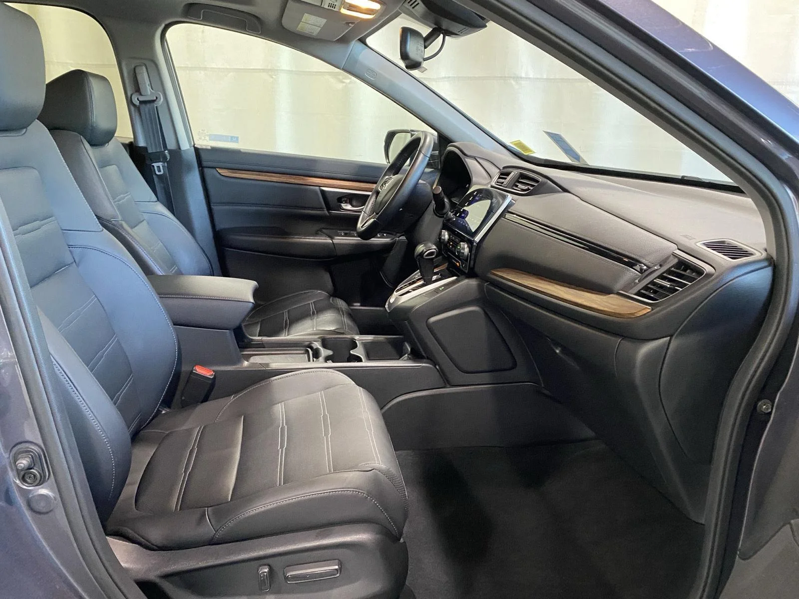 Used 2019 Modern Steel Metallic Honda Touring image 12