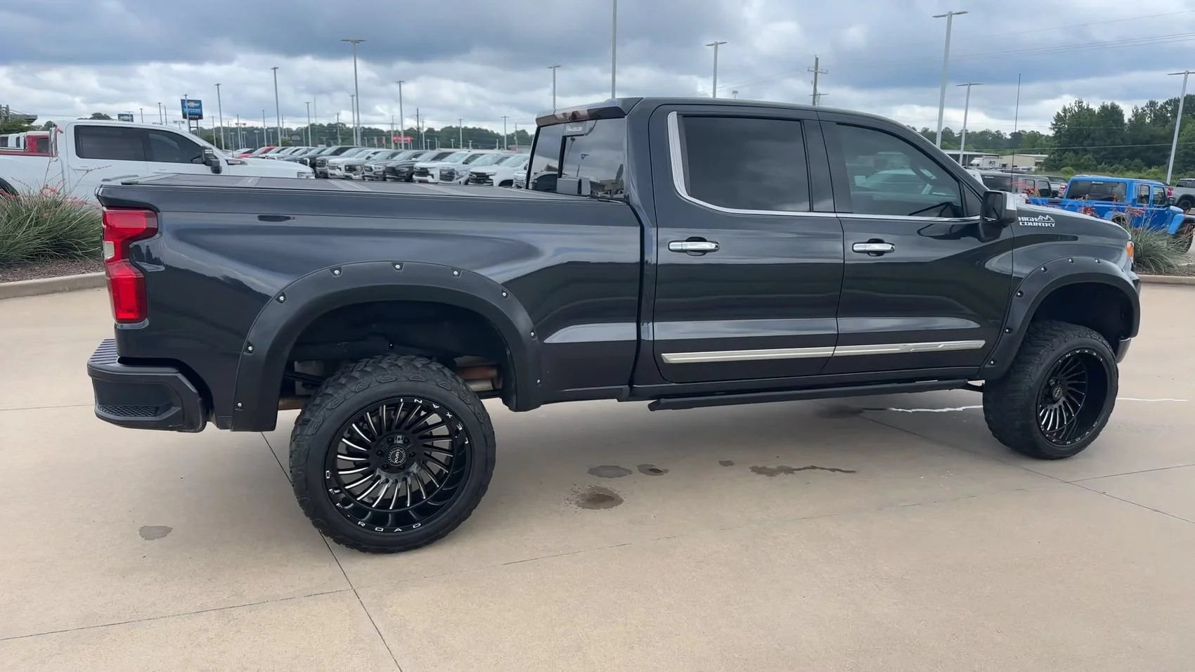 Used 2023 Dark Ash Metallic Chevrolet High Country image 9