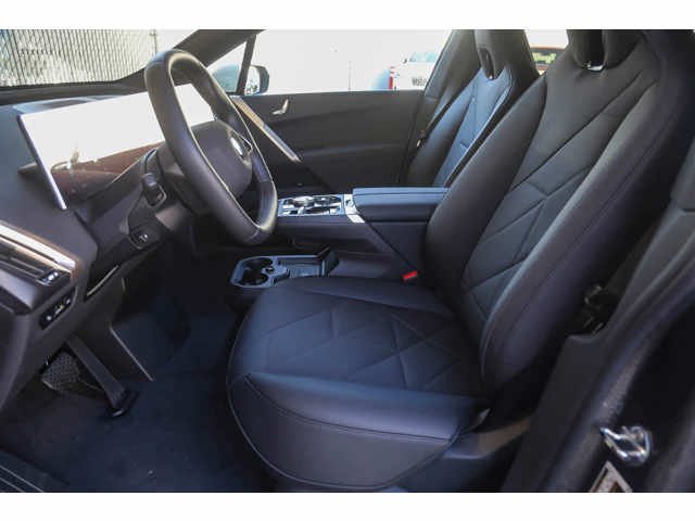 Used 2026 Alpine White BMW xDrive60 image 14
