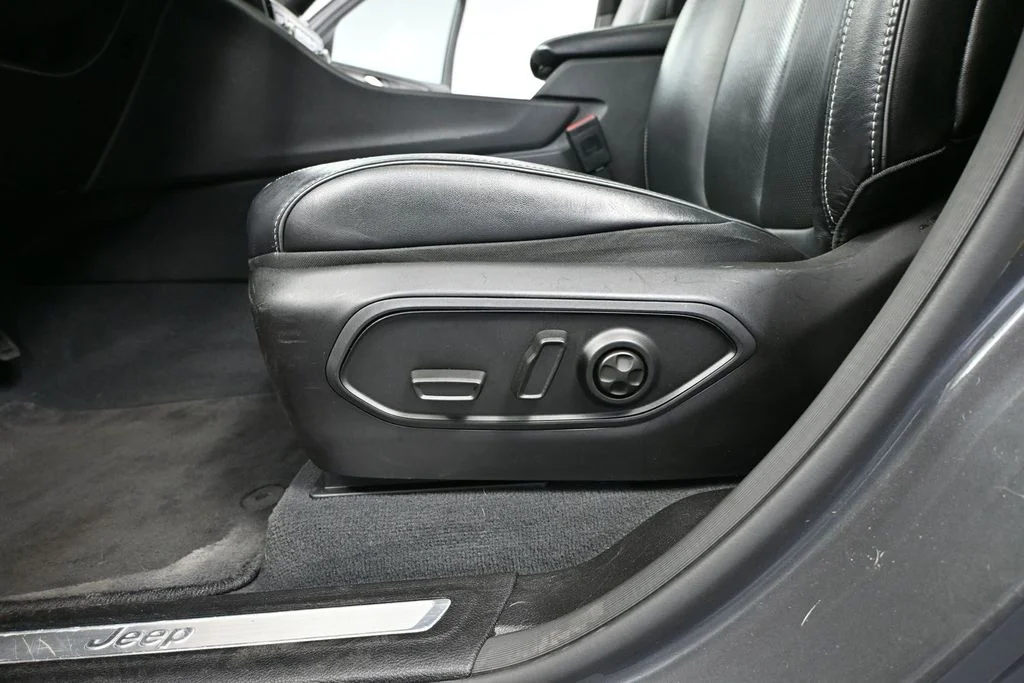Used 2023 Gray Jeep Overland 4xe image 17