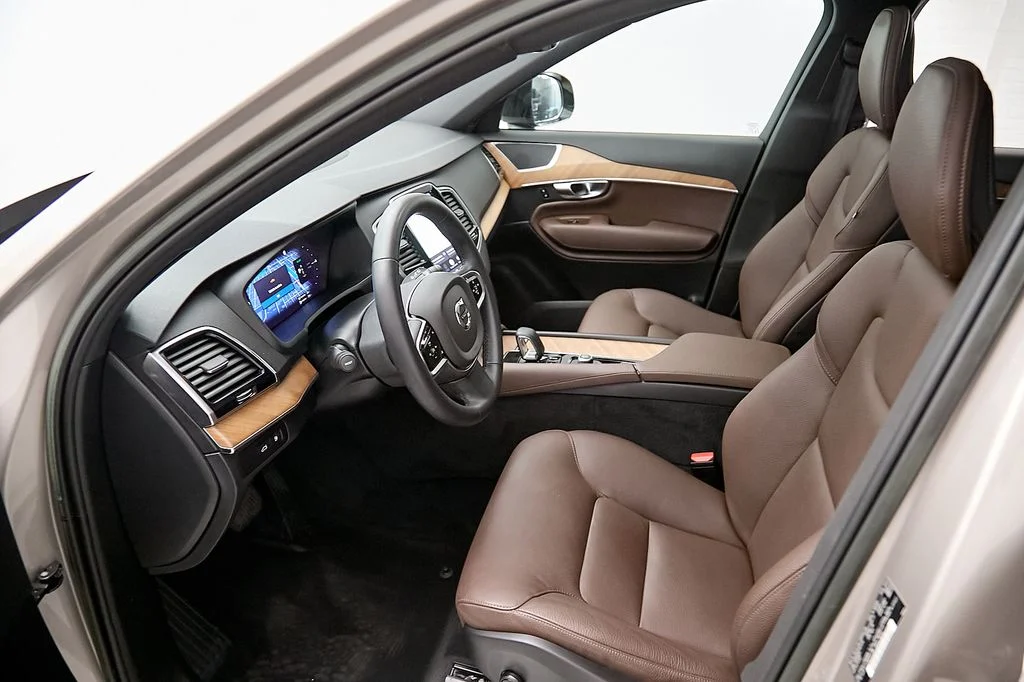 Certified Used 2023 Bright Dusk Volvo Plus image 17