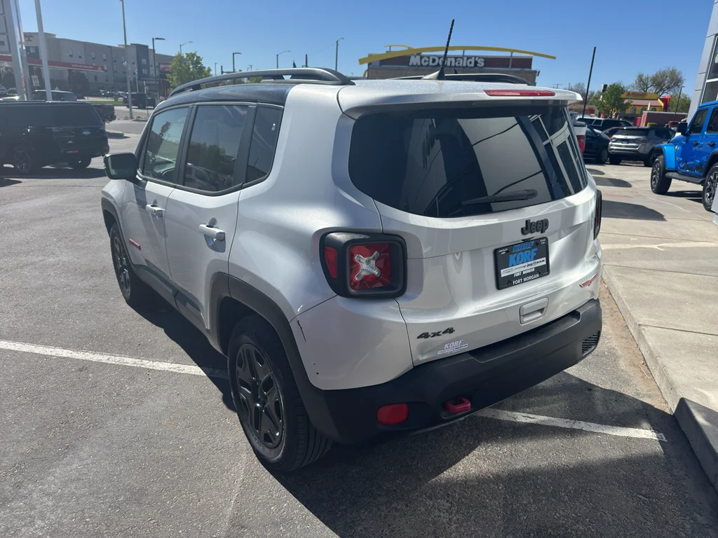 Used 2018 Glacier Metallic Jeep Trailhawk image 3