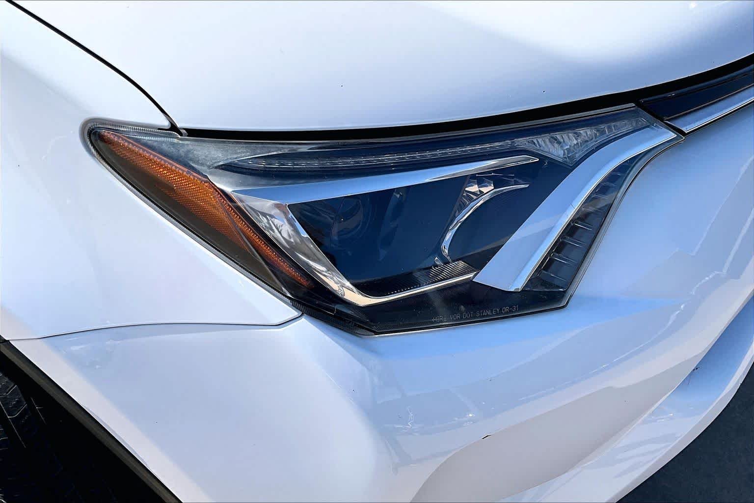 Used 2016 Super White Toyota XLE image 27