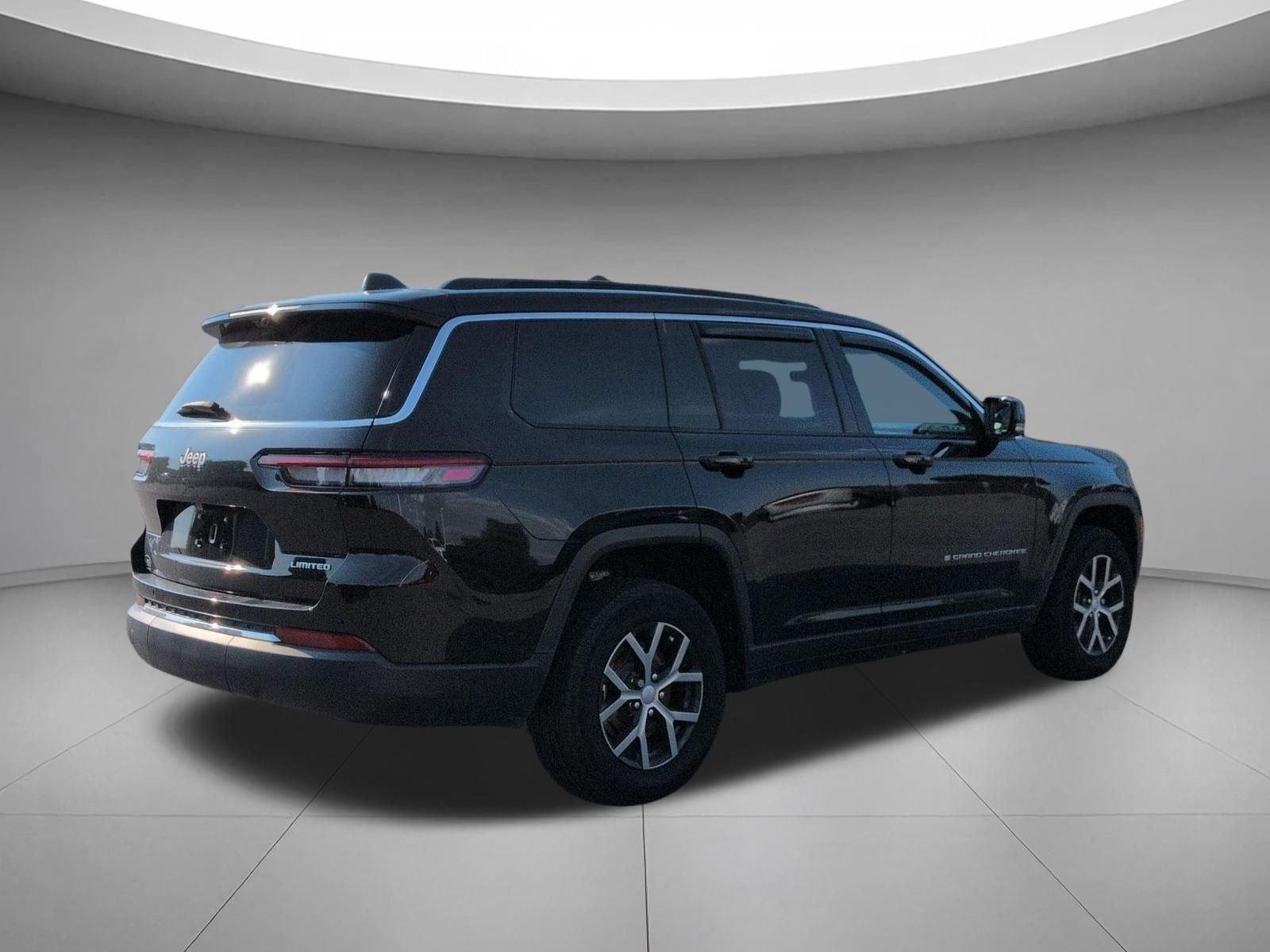 Used 2025 Diamond Black Crystal Pearlcoat Jeep Limited image 5