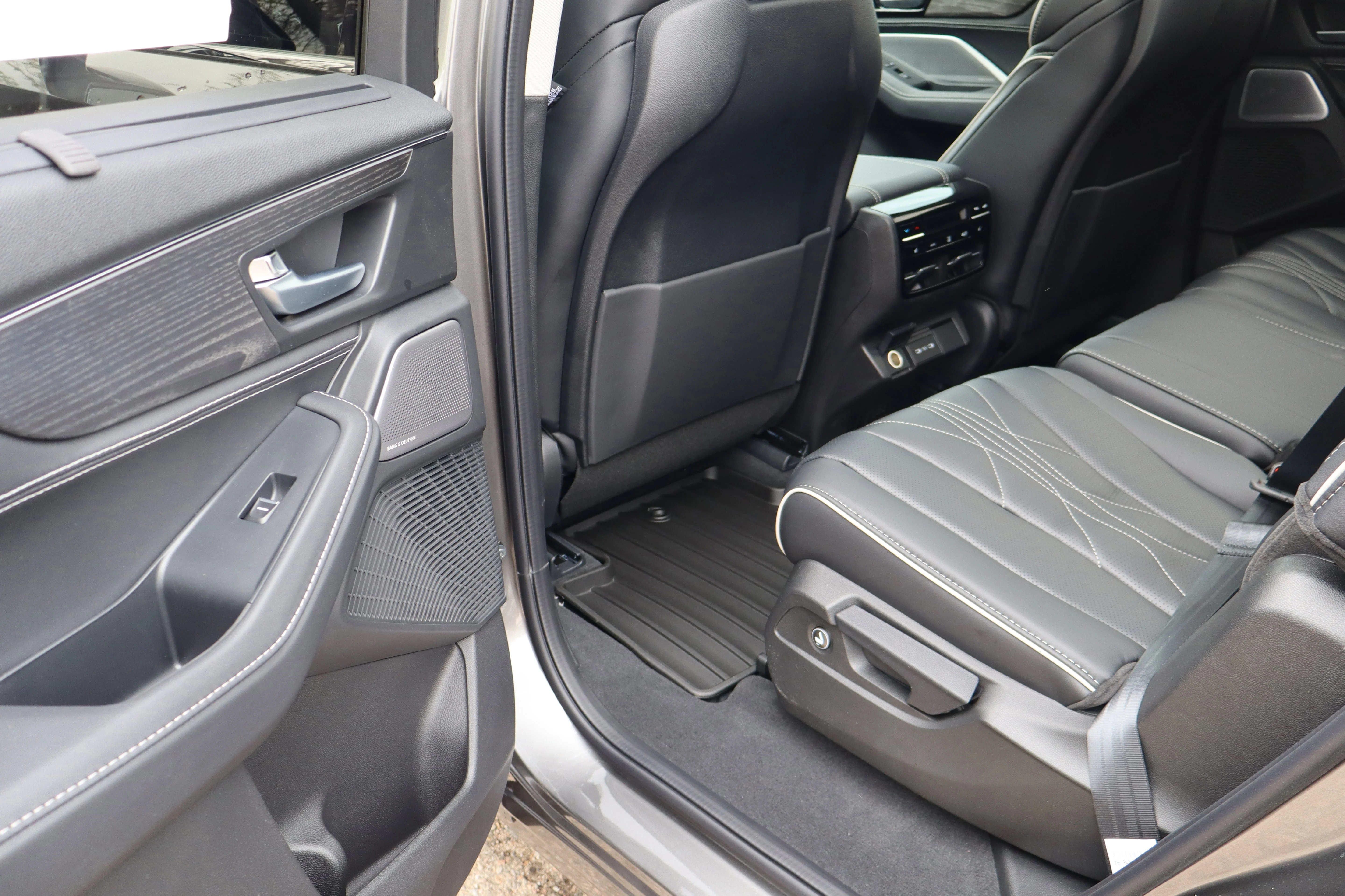 New 2026 Liquid Carbon Metallic Acura w/Advance Package image 26