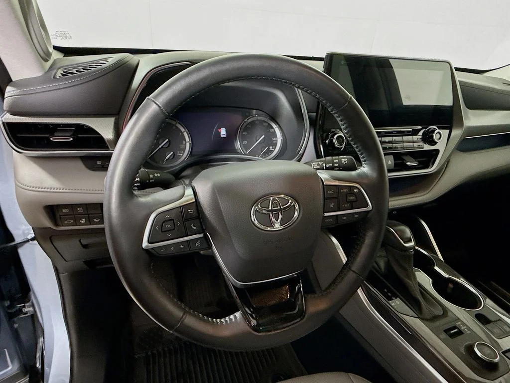 Used 2021 Moon Dust Toyota Platinum image 12