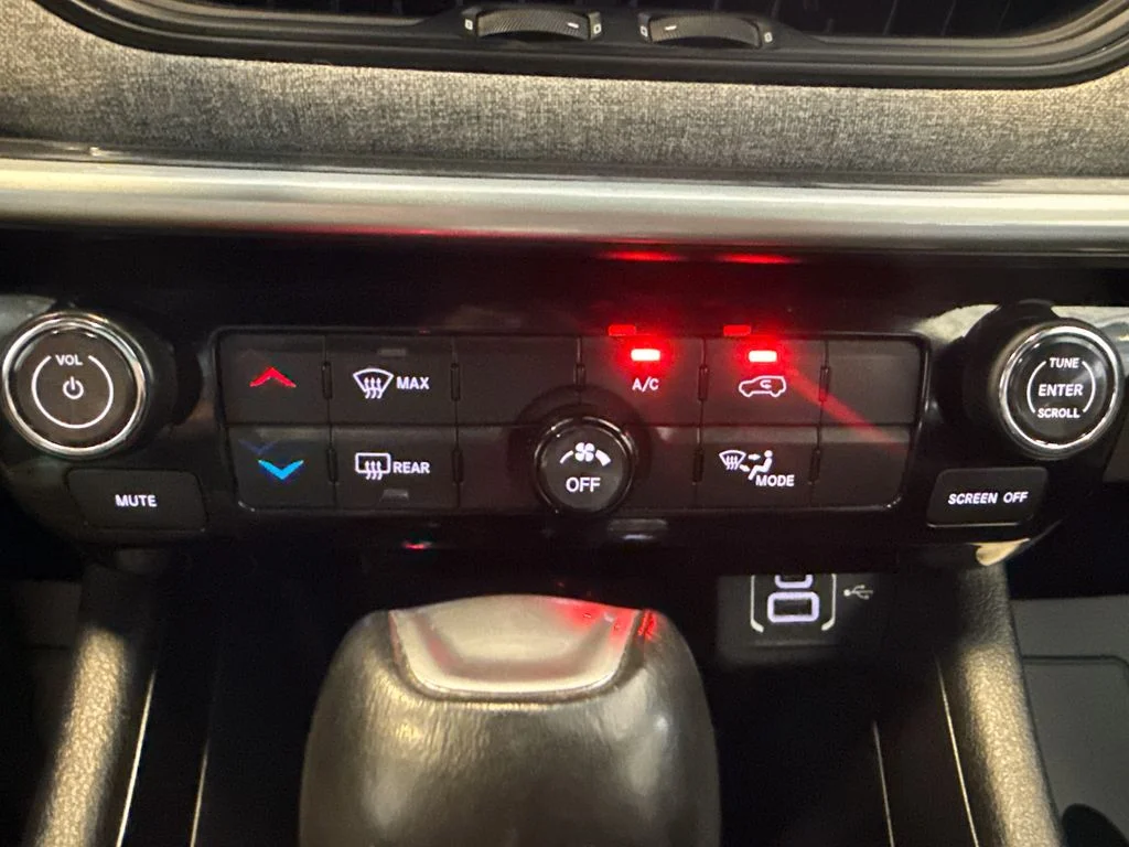 Used 2024 White Jeep Latitude image 17