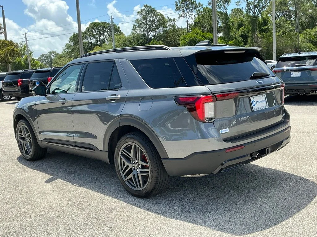 Used 2025 Gray Ford ST-Line image 4