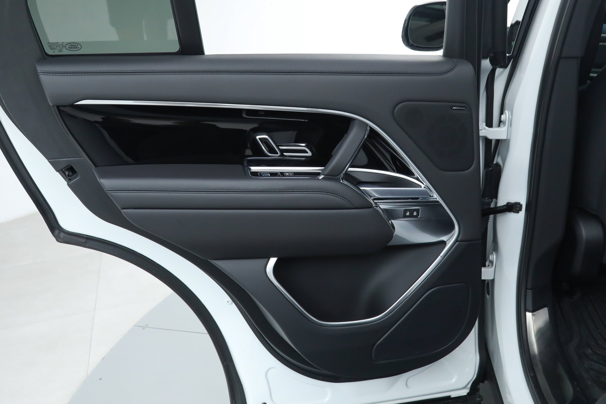 Used 2024 White Land Rover SE image 29