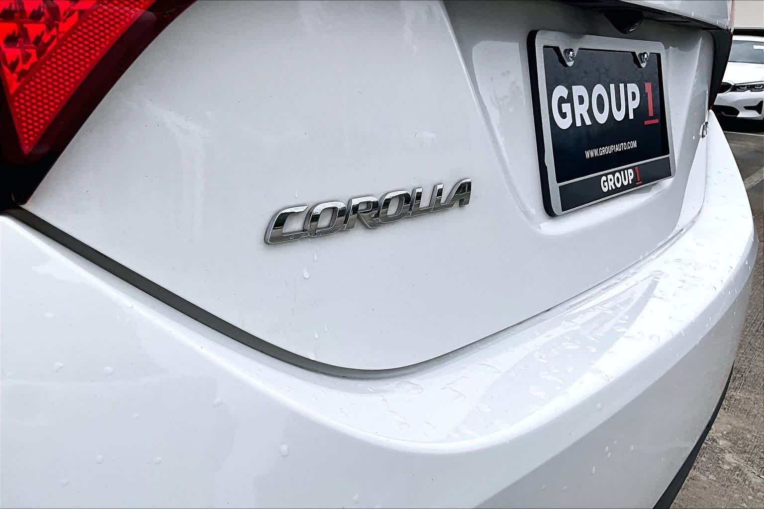 Used 2018 Super White Toyota LE image 29