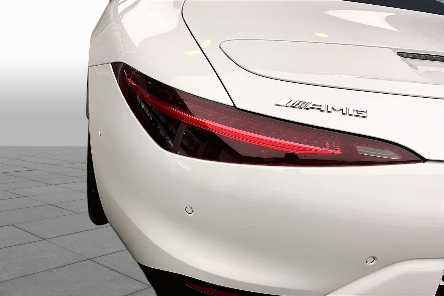 Used 2023 MANUFAKTUR Moonlight White Metallic Mercedes-Benz AMG® SL 43 image 27