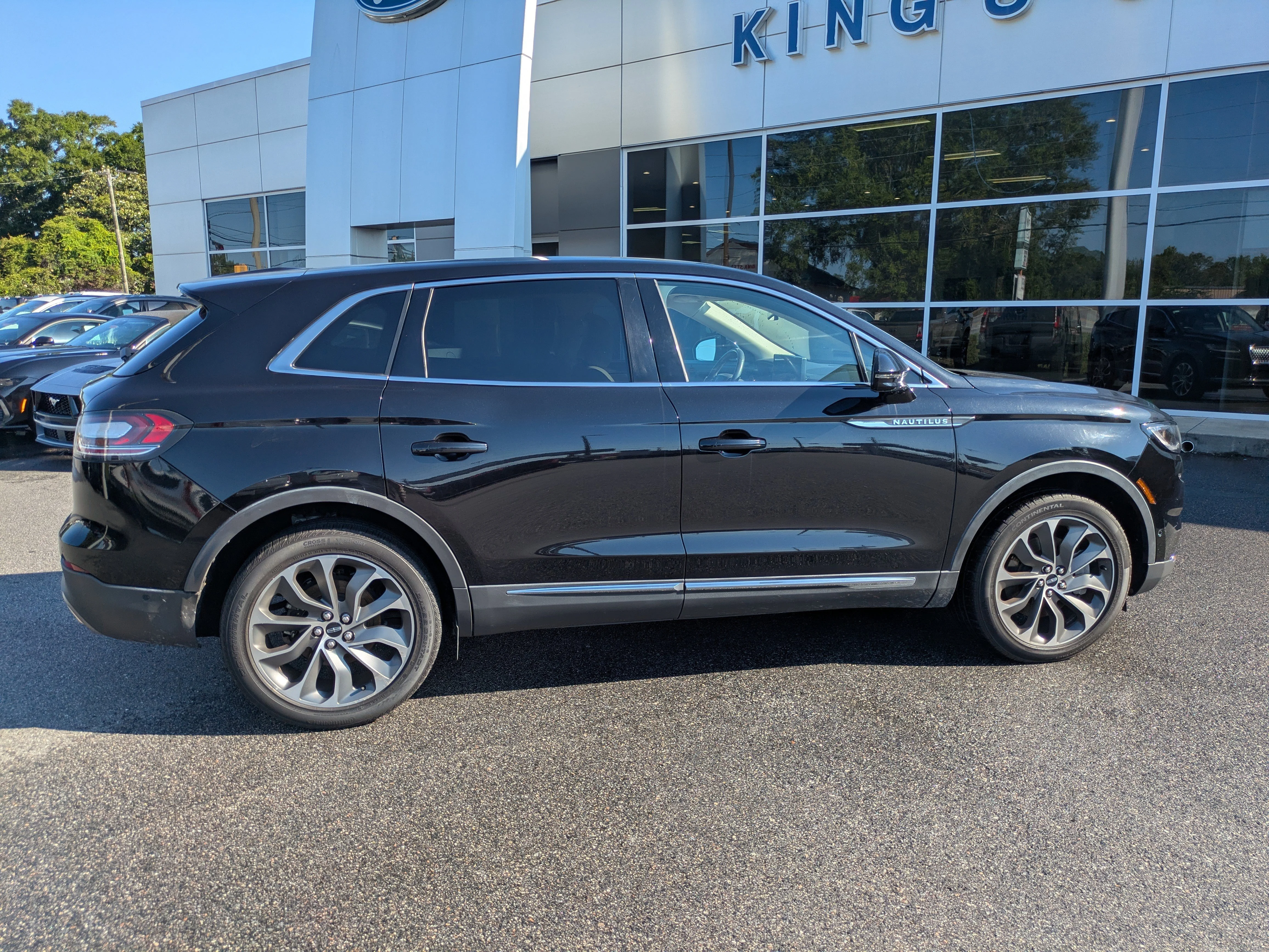 Used 2023 Infinite Black Clearcoat Metallic Lincoln Reserve w/Panoramic Moonroof, Htd & Cld Premium Leather, 13.5 Screen, & 360 Camera image 3