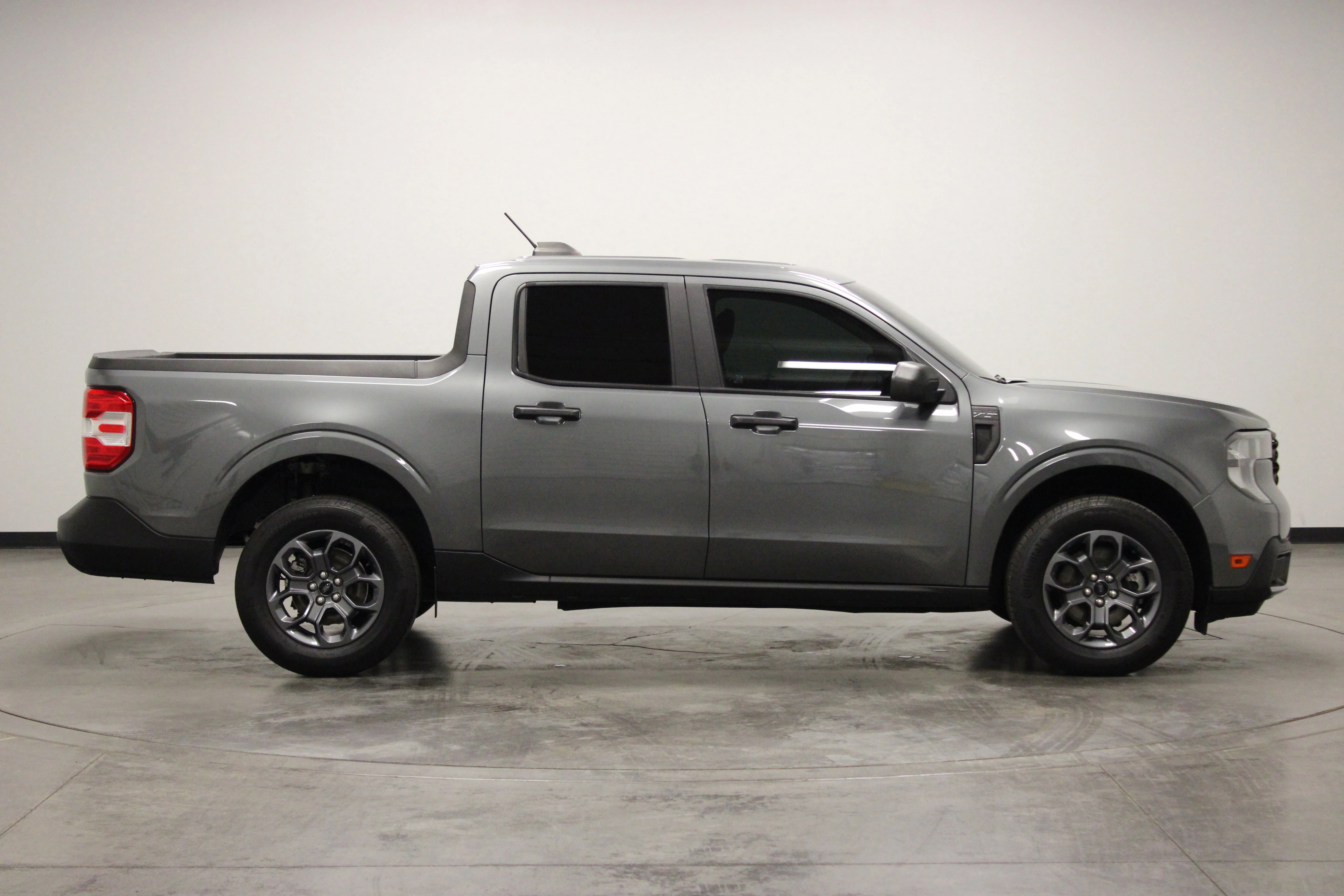 Used 2025 Gray Metallic Ford XLT image 9