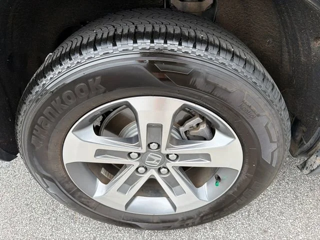 Used 2025 White Honda EX-L image 17