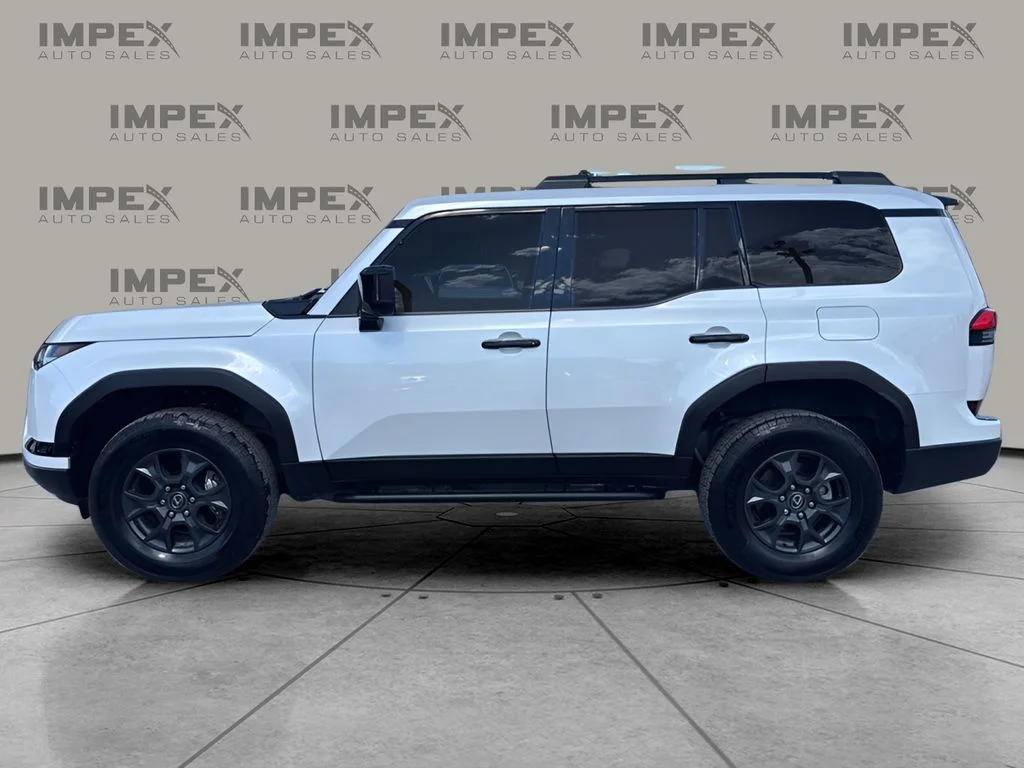 Used 2024  Lexus 550 Overtrail+ image 2