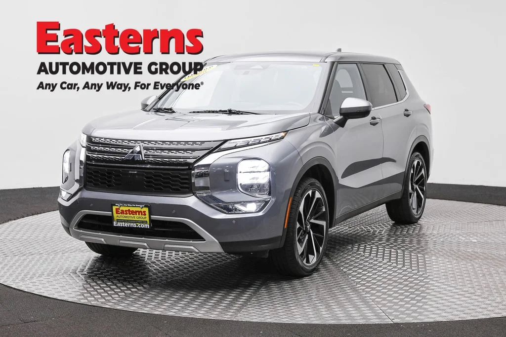 Used 2024 Gray Mitsubishi SE image 1