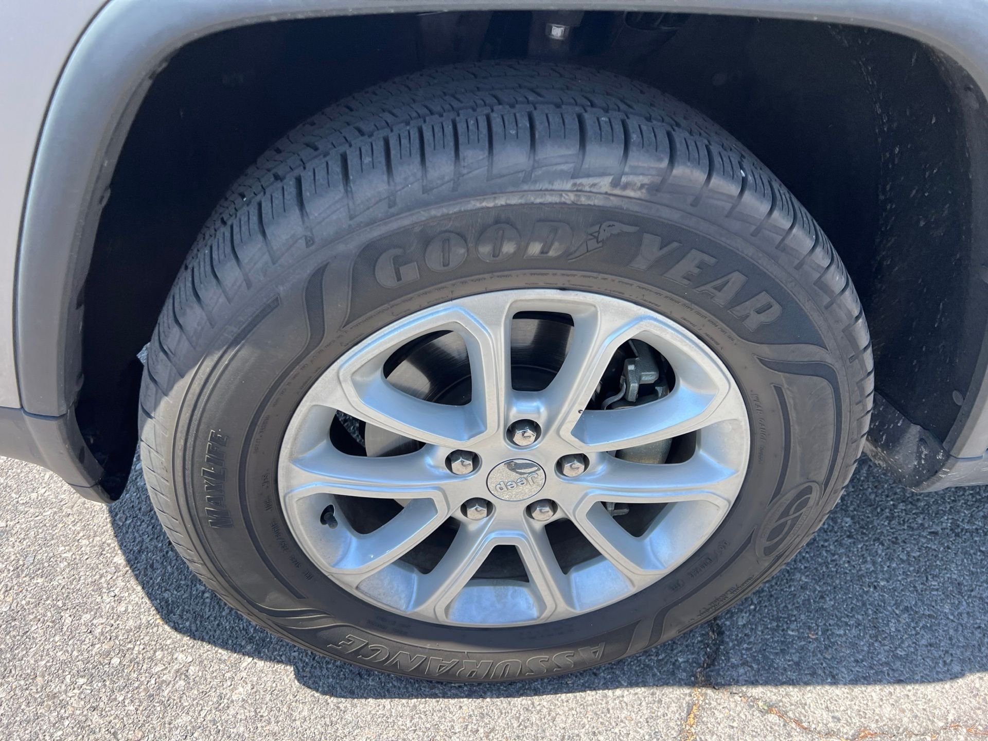 Used 2015 Silver Jeep Laredo image 10