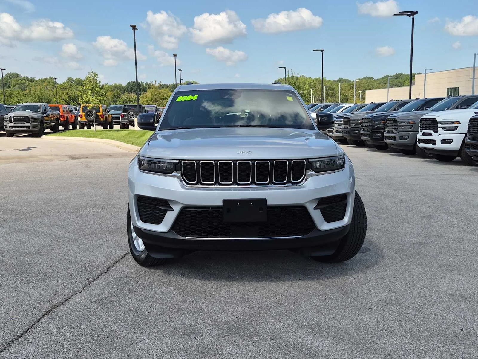 Used 2024 Silver Zynith Jeep Laredo X image 3