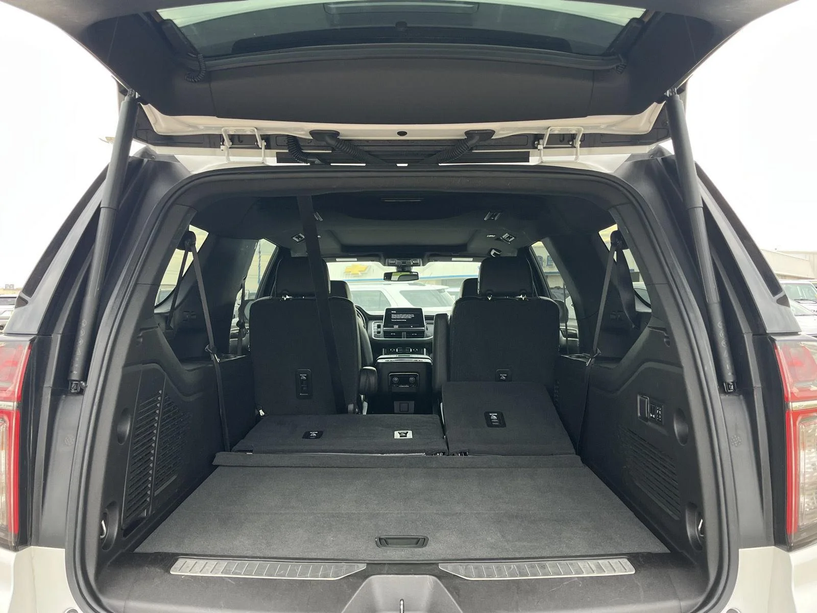 2021 Chevrolet Suburban RST - Photo 7