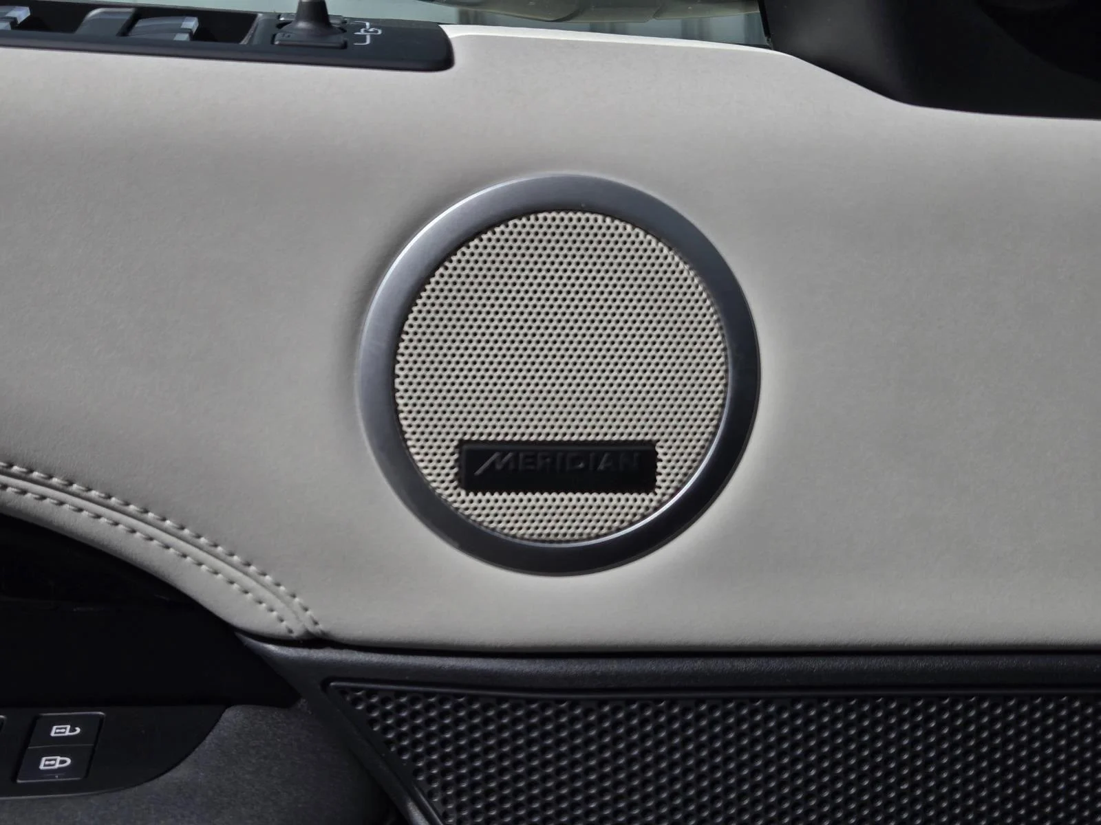 Certified Used 2025 Fuji White Land Rover S image 24