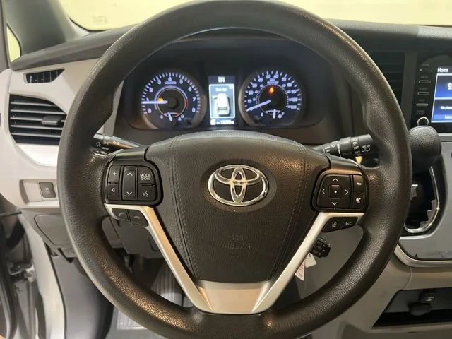 Used 2020  Toyota L image 10