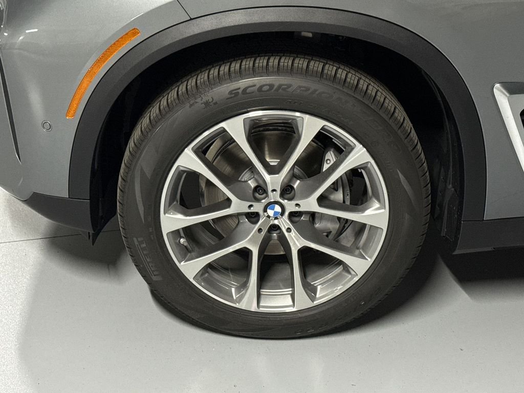New 2026 Gray Metallic BMW xDrive40i image 10