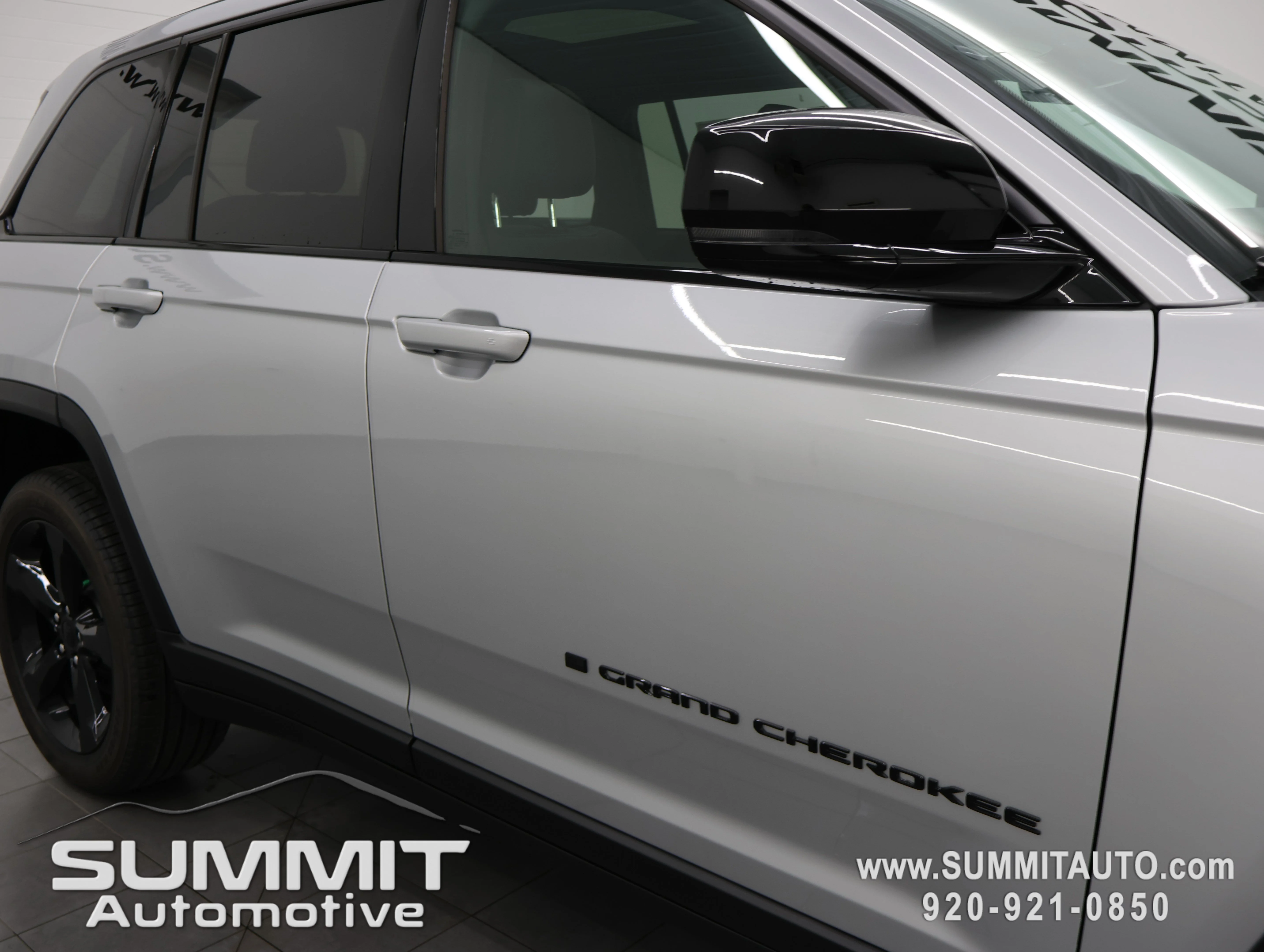 New 2026 Silver Zynith Exterior Paint Jeep Limited image 26