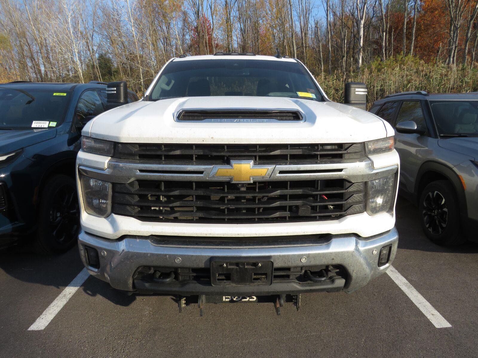 Used 2025  Chevrolet  image 4
