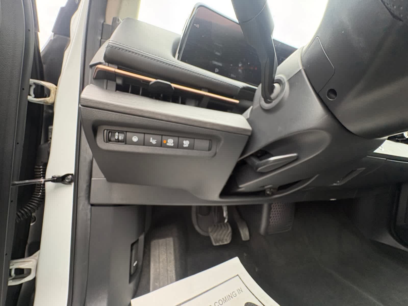 Used 2023 Everest White Pearl Tricoat/Black Diamond Pearl Nissan ENGAGE image 28