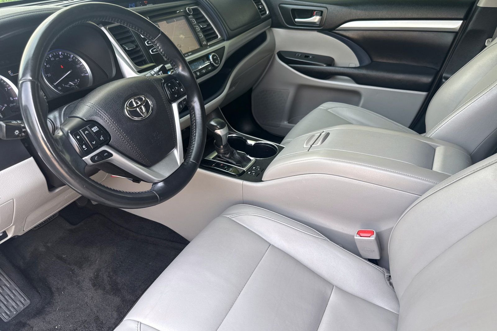 Used 2018 White Toyota XLE image 9
