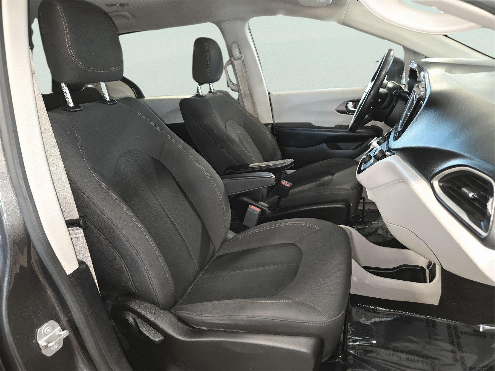 Used 2019 GRAY CHRYSLER L image 41