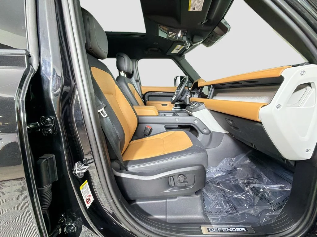 Used 2024 Black Land Rover X-Dynamic SE image 31