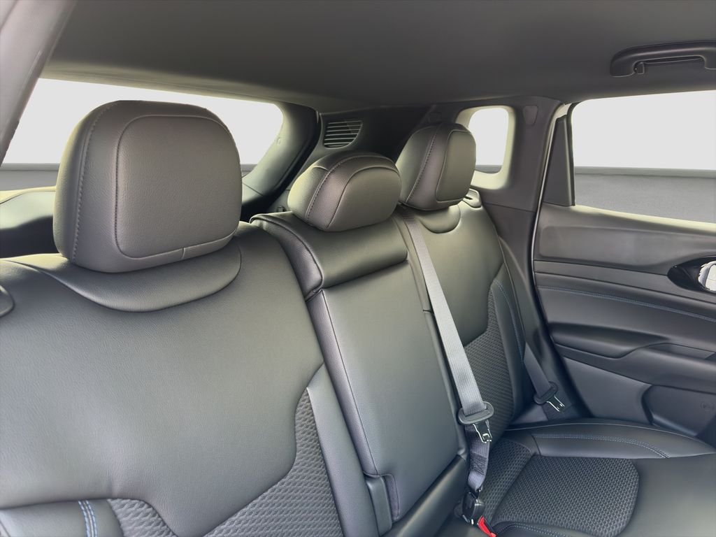 New 2026 Bright White Clearcoat Jeep Latitude image 16