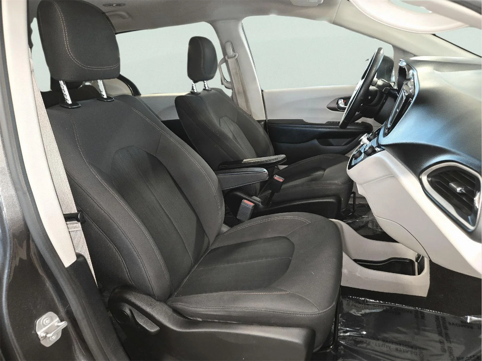 Used 2019 Granite Crystal Metallic Clearcoat Chrysler L image 41