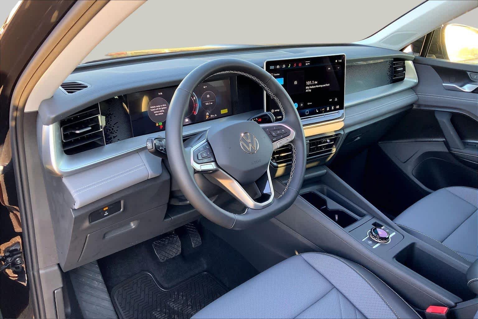 New 2026 Deep Black Pear Volkswagen SE image 8