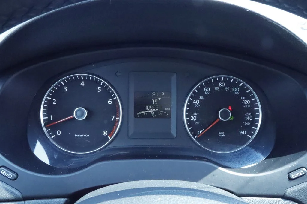 Used 2012 White Volkswagen 2.5L SE image 19