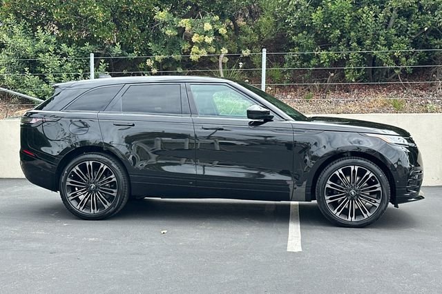 New 2026 Santorini Black Land Rover Dynamic SE image 6