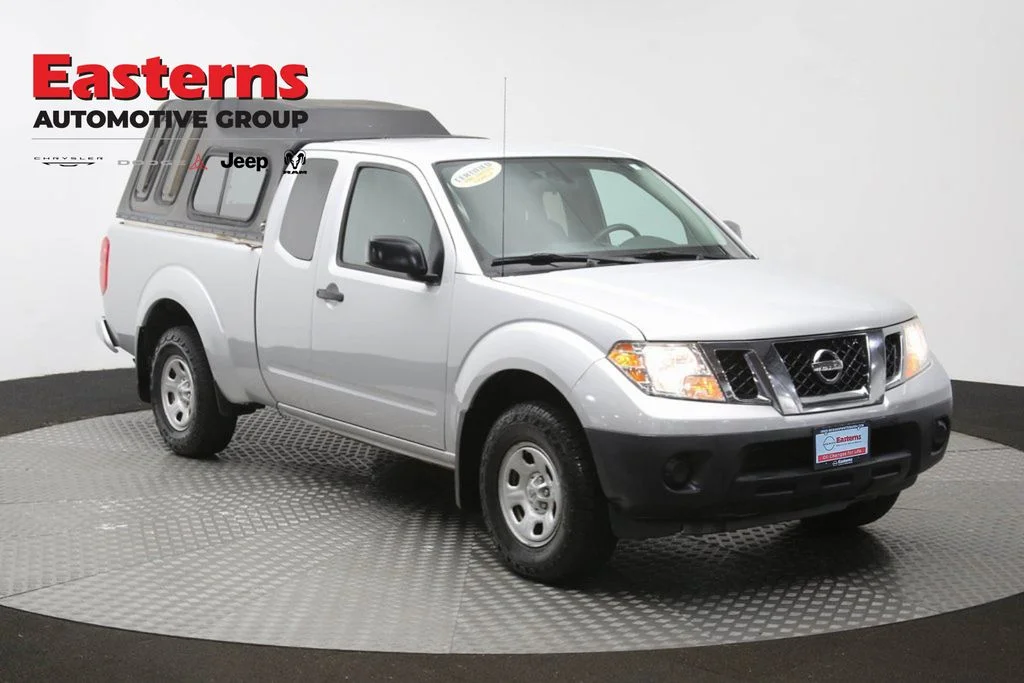 Used 2019 Silver Nissan S image 3