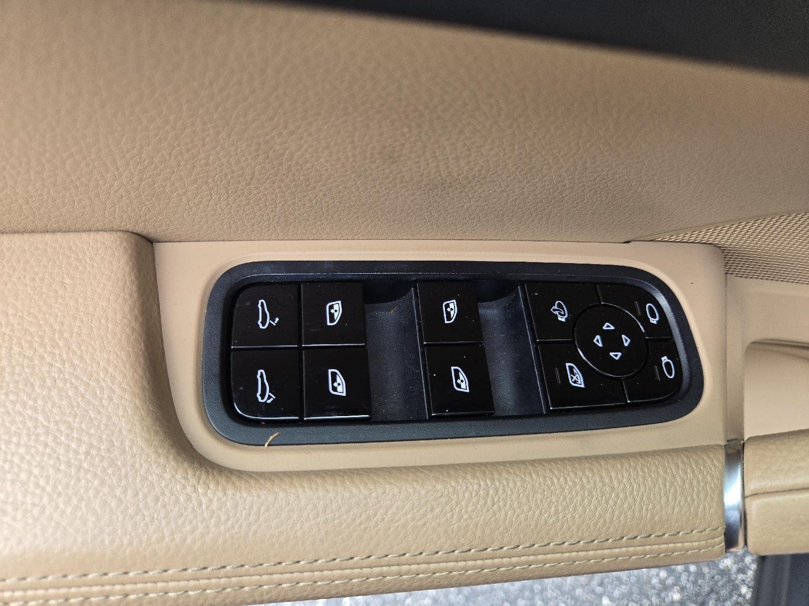 Used 2020  Porsche Base image 12
