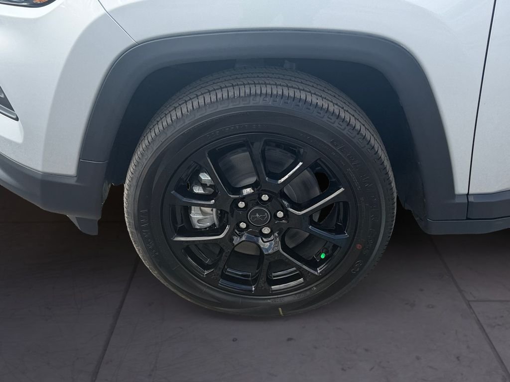 New 2026 Silver Zynith Metallic Clear-Coat Exterior Paint Jeep Latitude image 9