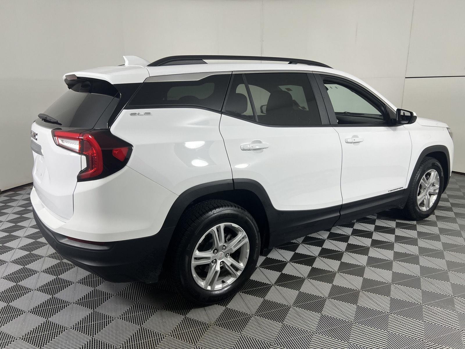 Used 2024 Summit White GMC SLE image 11