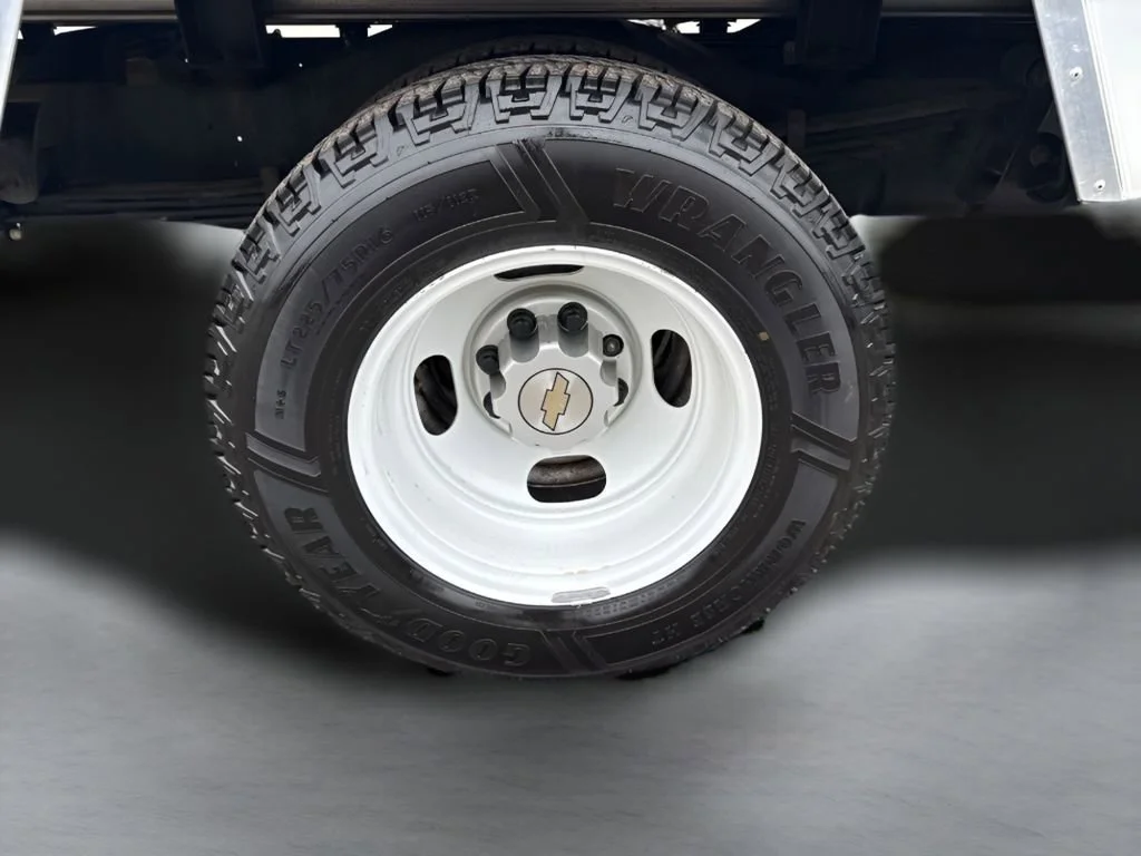 Used 2024 Summit White Chevrolet 1WT image 24