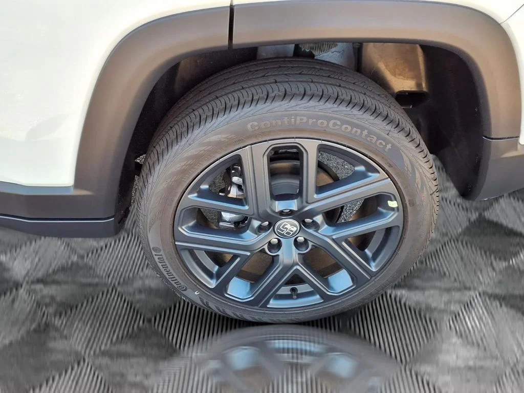 New 2026 Bright White Clear-Coat Exterior Paint Jeep  image 25