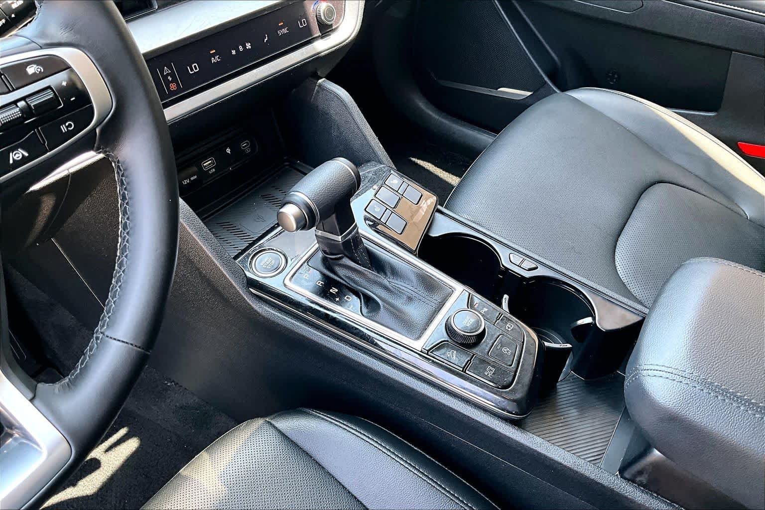 Used 2025 Everlasting Silver Kia EX image 17