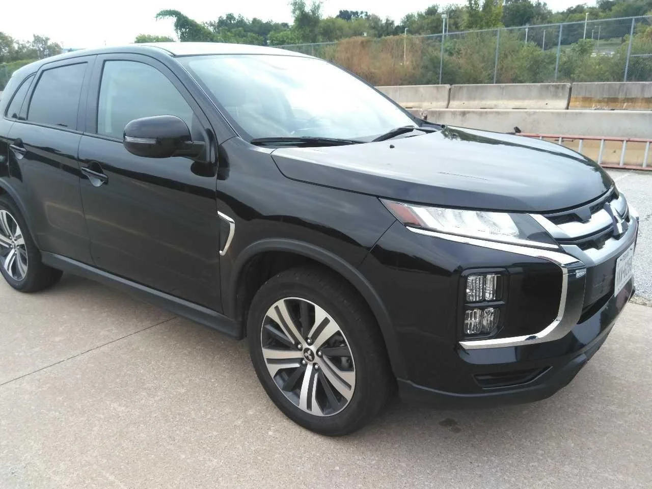 Used 2024 Labrador Black Pearl Mitsubishi SE image 4